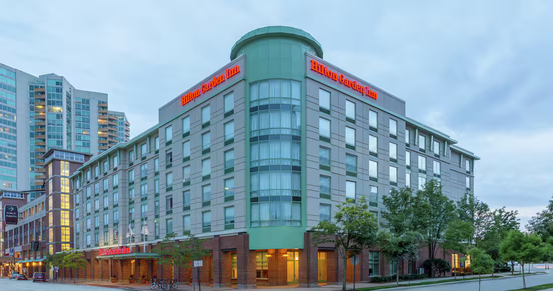 Hilton Garden Inn Chicago North Shore/Evanston at dusk